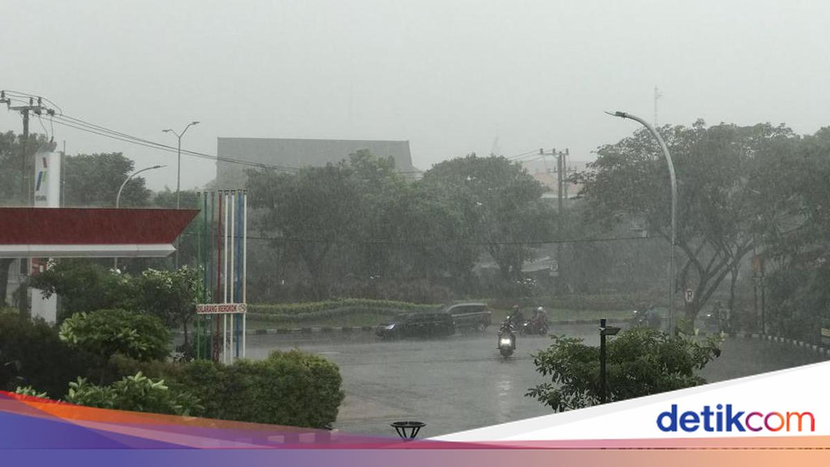 Awas! Hujan-Angin Kencang Landa Sejumlah Wilayah Jatim Hari Ini