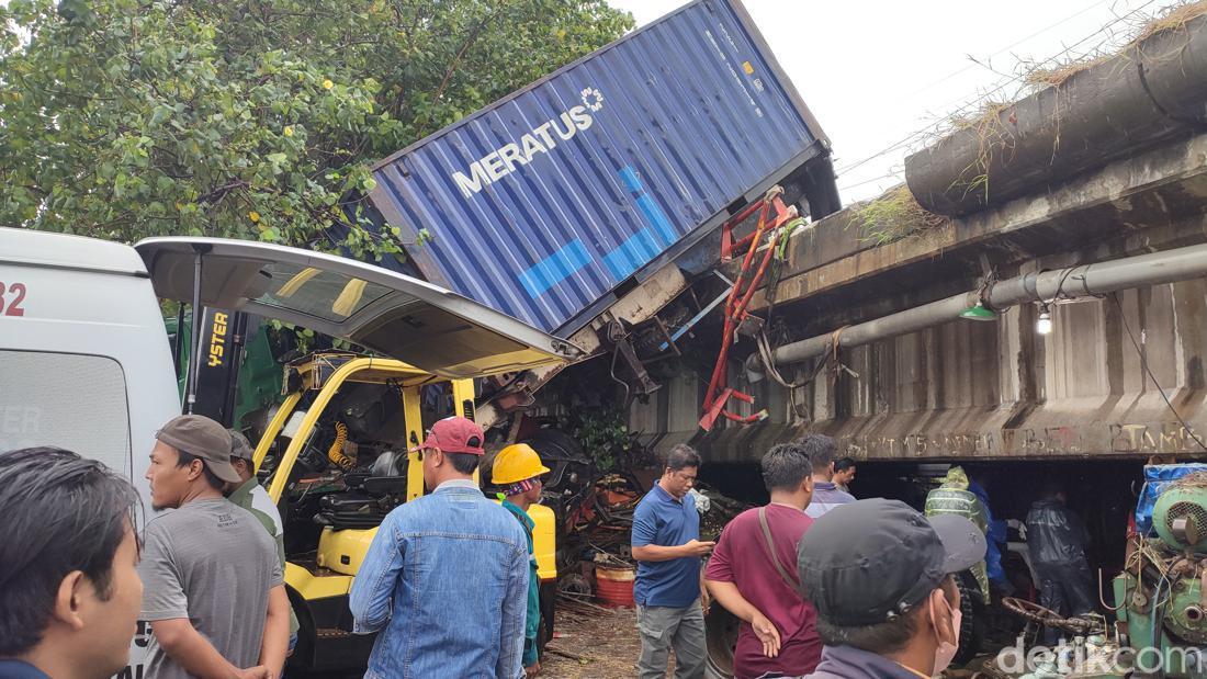 Truk Kontainer-Motor Kecelakaan Jatuh Dari Flyover Dekat Pelabuhan Semarang