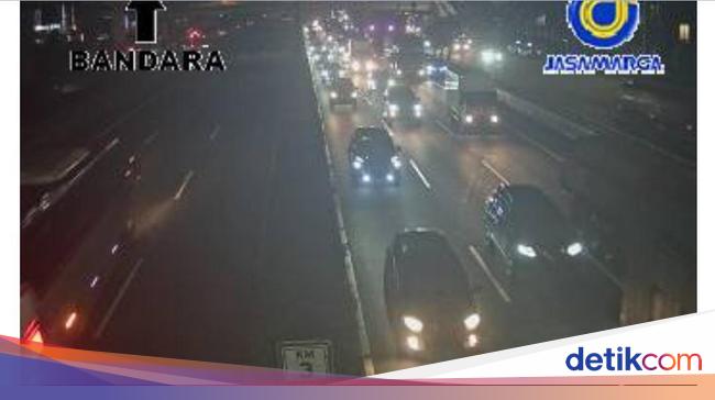 Nearly 11 pm, the traffic in Kuningan, South Jakarta, in the direction of Mampang, is still jammed