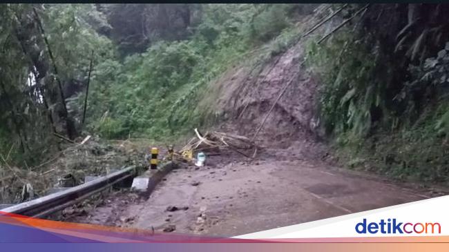 Buried by landslide material, access to Malang-Kediri-Blitar is closed