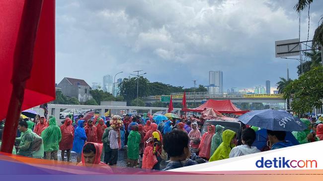 Demonstrations Reject the Perppu Ciptaker Survive in Front of the DPR Despite Heavy Rain