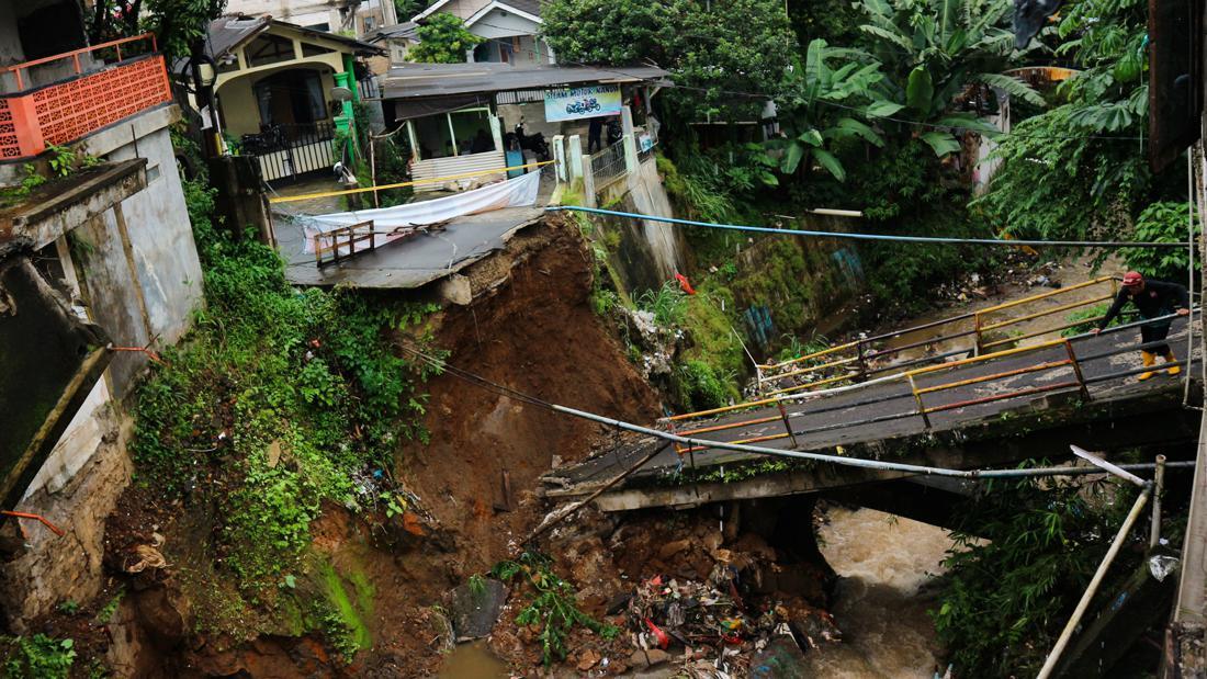 Penampakan Jembatan Di Bogor Ambruk Diterjang Arus Sungai