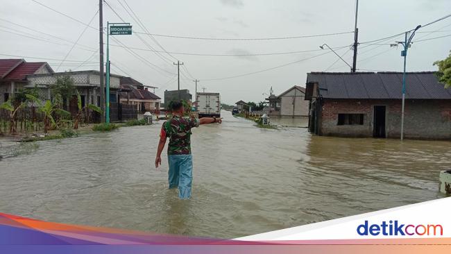 Jalur Pantura Rembang Pati Macet Jalan Alternatifnya Kini Banjir