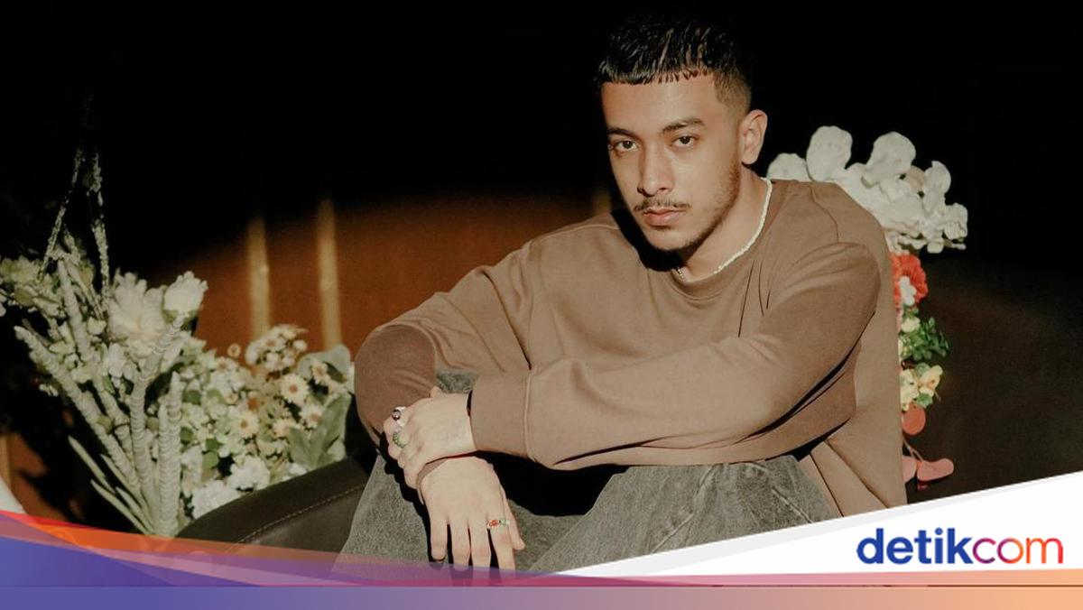 Aziz Hedra Didesak Rilis Lagu yang Pernah Di-cover