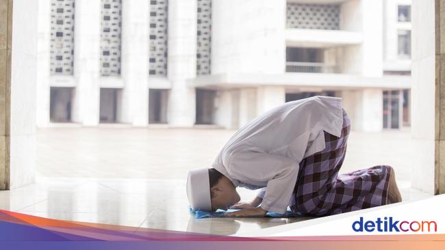 Posisi Kaki Ketika Sujud dalam Sholat, Direnggangkan atau Dirapatkan?