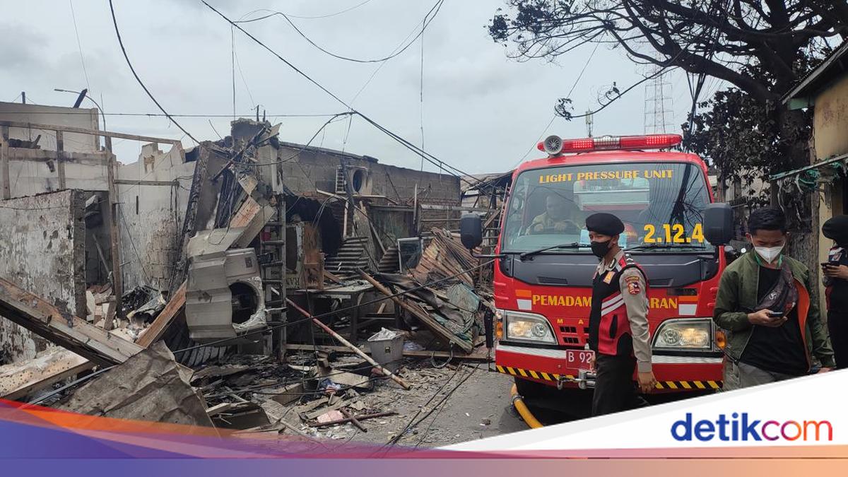 Api Damkar Damkar Padamkan Titik Api yang Muncul di Lokasi Kebakaran Depo BBM Plumpang