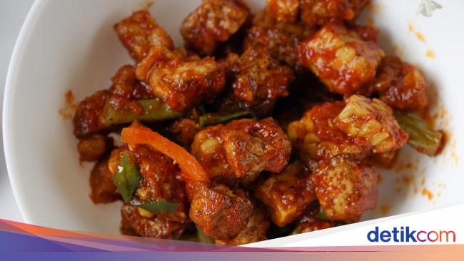 nugget tempe goreng dengan saus sambal di atas piring