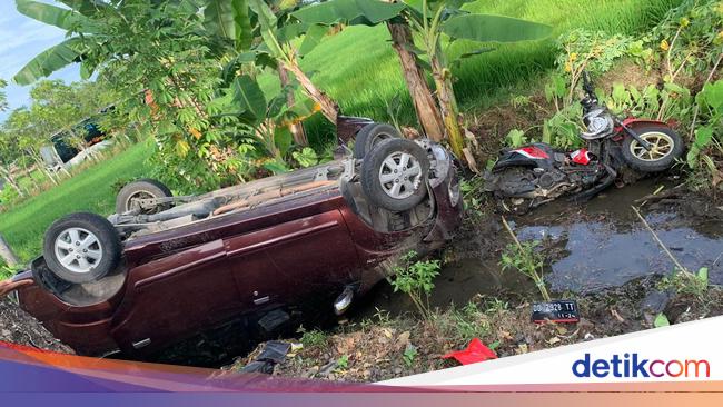 Mobil Tabrak Sekeluarga Boncengan Motor Di Bone 2 Orang Tewas 2 Luka