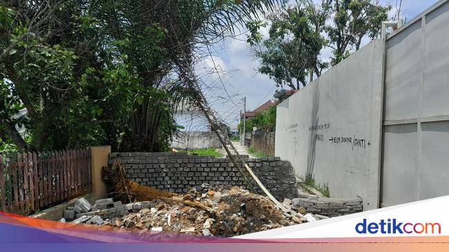 TNI Pensioners Build Walls Close Access to Housing in Medan