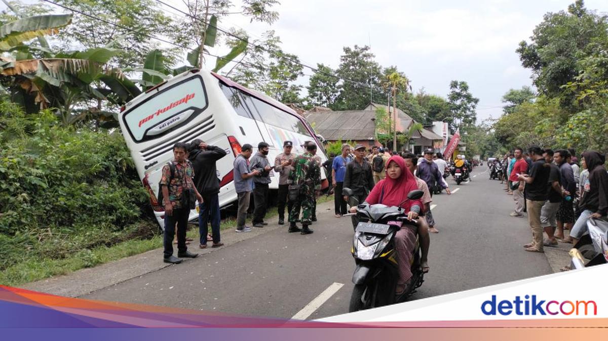 Bus dari Bromo Tabrak 5 Kendaraan Angkut Rombongan Siswa MA Al Azhar Jaksel