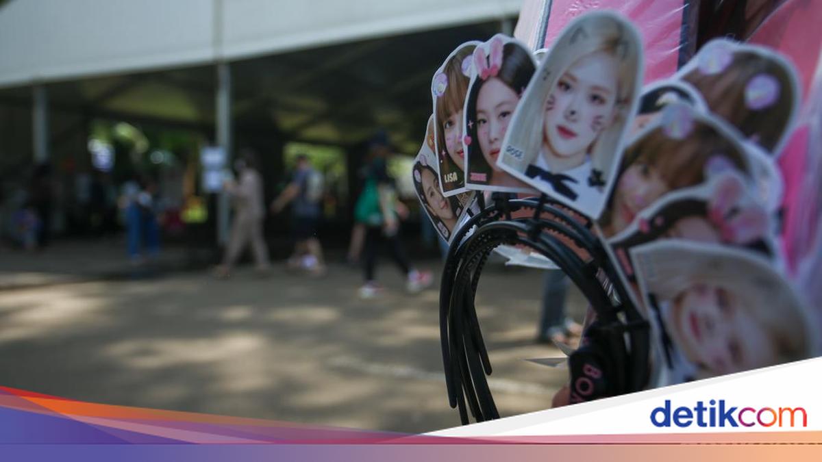 Dear BLINK, Ini Tips Nonton Konser Saat Musim Hujan