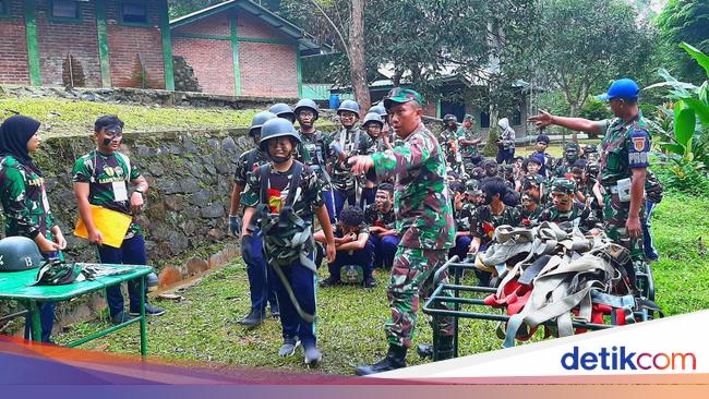 Saat Siswa SMP Labschool Jakarta Latihan ala Militer di Karawang
