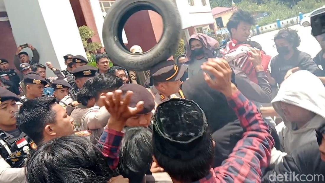 Momen Polisi Dihujani Lemparan Air Mineral oleh Massa Aksi Tuntut Bupati Pati Lengser. Momen Polisi Dihujani Lemparan Air Mineral oleh Massa Aksi Tuntut Bupati Pati Lengser.