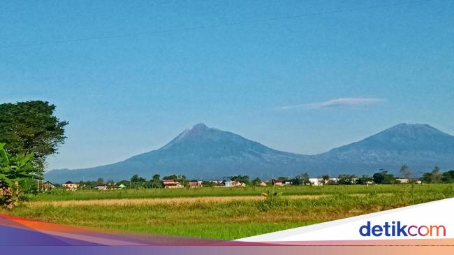 Cuaca Cerah, Gunung Merapi dan Merbabu Cantik Banget Pagi Ini Lur!