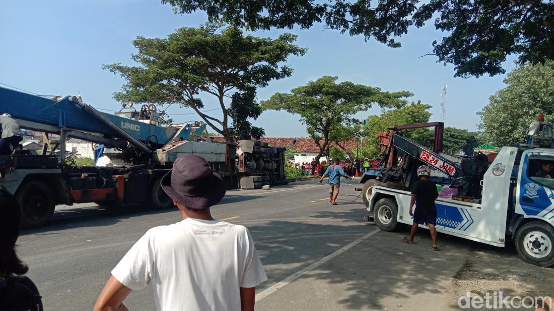 Evakuasi Truk Laka Beruntun Di Pantura Rembang, Alat Berat Dikerahkan