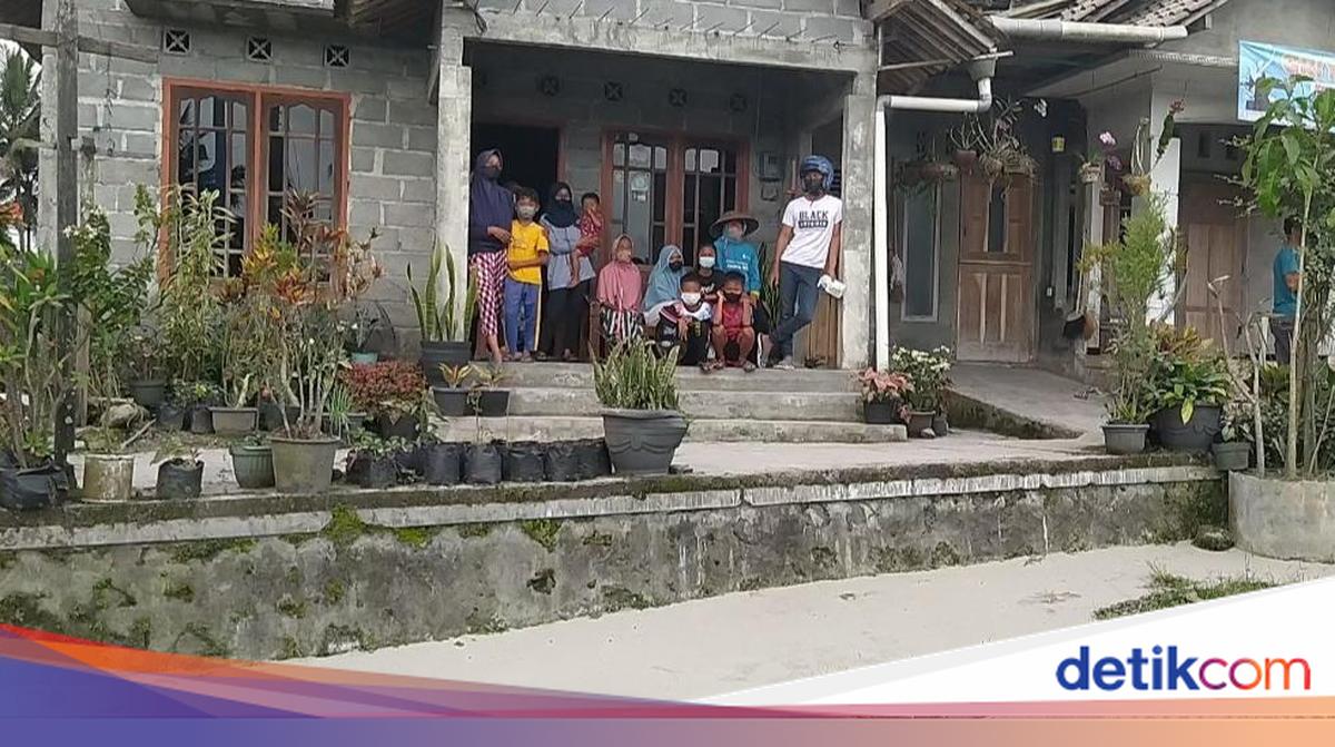 Hujan Abu Gunung Merapi di Magelang, Relawan Bagi Ribuan Masker