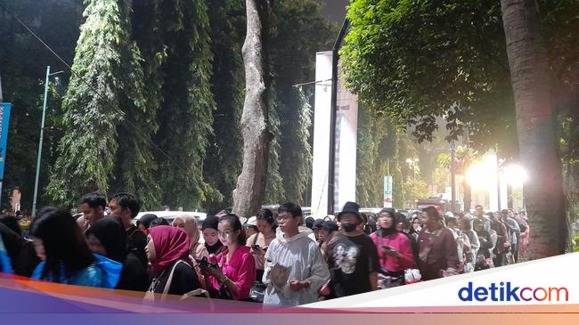 BLACKPINK concert audience worried about not getting online taxi due to traffic jams at GBK