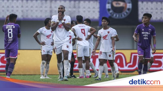 Lini belakang PSM menuai pujian usai menahan imbang Persita dengan 10 pemain