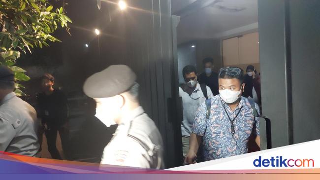 Kpk Bawa 2 Koper Usai 6 Jam Geledah Rumah Dito Mahendra