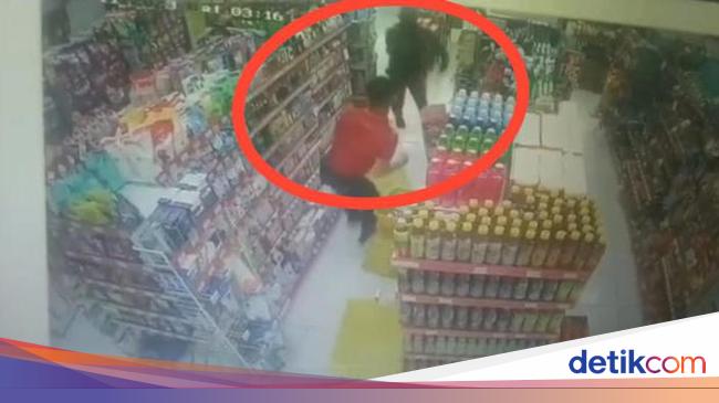 Viral Aksi Perampok Bawa Sajam Satroni Minimarket Di Majalengka