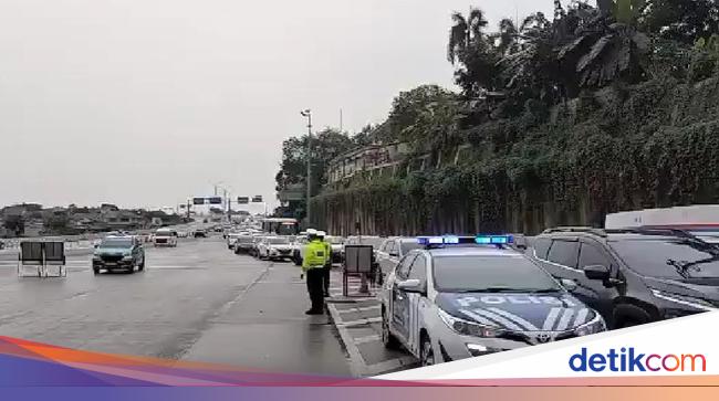 Antrean di Gerbang Tol Cilandak Utama Arah Antasari Mengular, Cuaca Gerimis