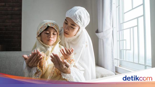 5 Doa untuk Anak Supaya Nurut dan Selamat Dunia Akhirat - detikHikmah