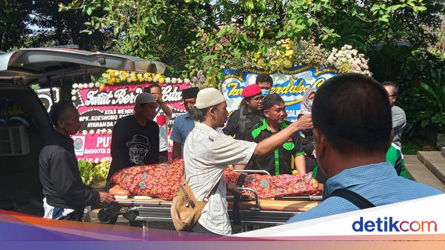 Arrival of the Remains of Musician Nomo Koeswoyo, Member of ‘Koes Bersaudara’, in Jakarta