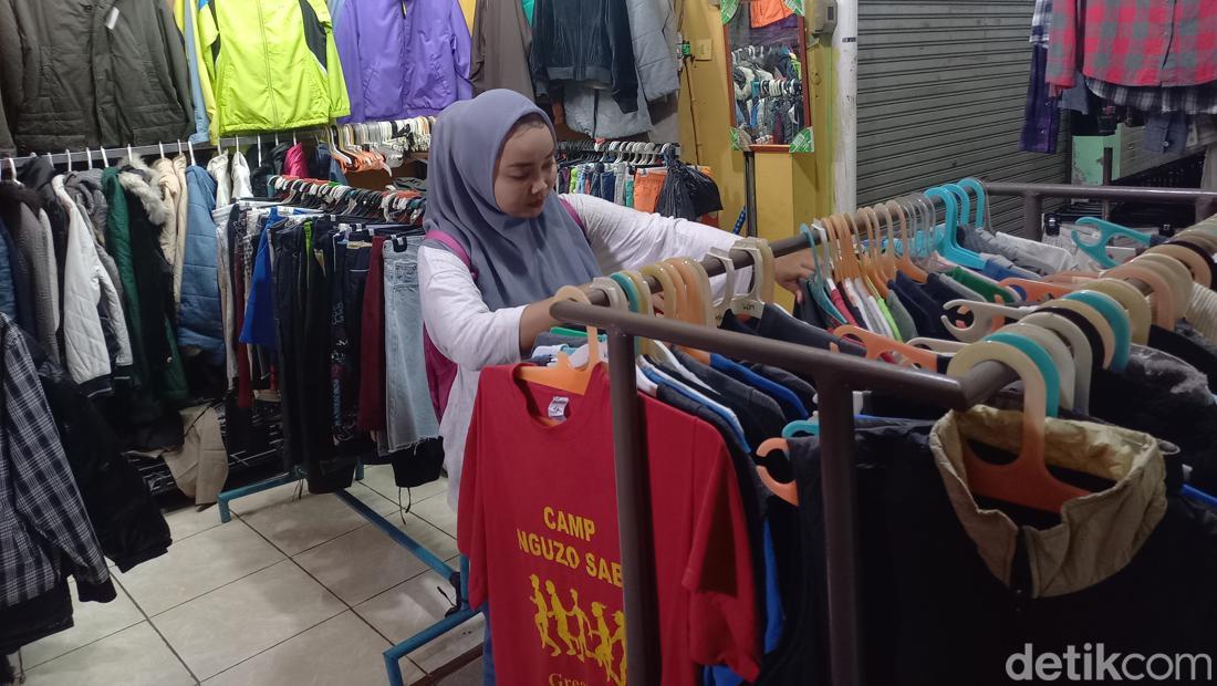 Impor Pakaian Bekas Dilarang, Pedagang Thrifting Solo: Harga Naik!