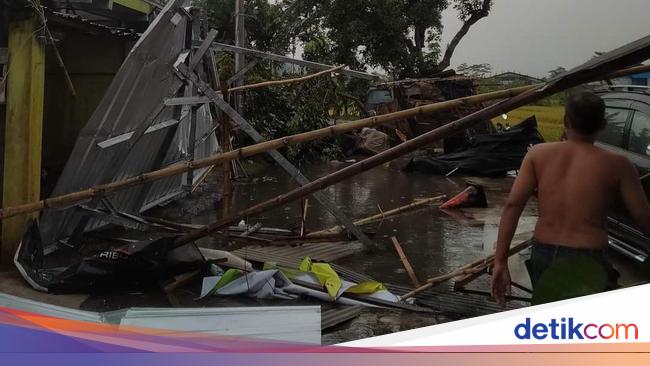 Angin Kencang Terjang 2 Desa Di Mojokerto Belasan Rumah Warga Rusak