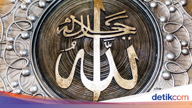 Membaca Dzikir Asmaul Husna, melantunkan puji-pujian kepada 99 nama baik Allah SWT Membaca Dzikir Asmaul Husna, melantunkan puji-pujian kepada 99 nama baik Allah SWT