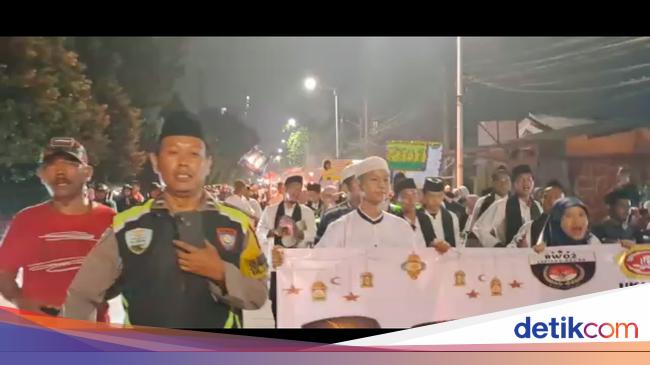 The Torch Parade in South Jakarta Was Lively While Police Provided Escort