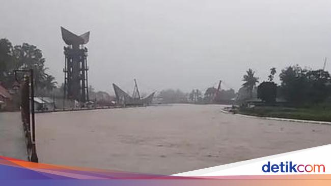 After 2 days of precipitation, 6 districts in South Solok, West Sumatra get submerged in floods.