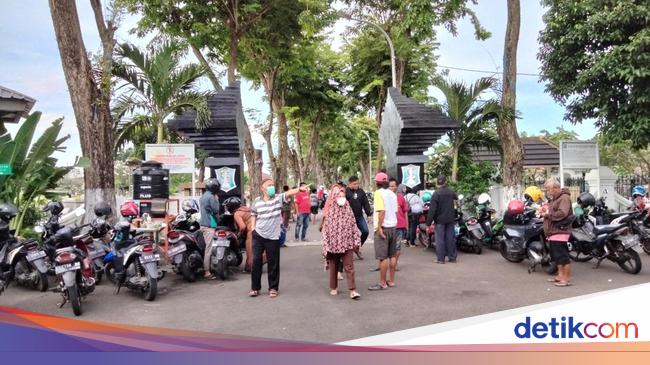 Warga Mulai Ramai Ziarah Jelang Ramadan, Lalin Depan TPU Ngagel Padat