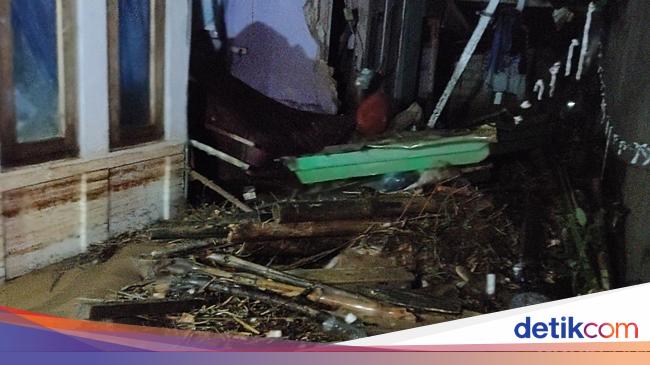 Dozens of Evacuation Tents for Earthquake Victims Swept Away as Cianjur is Hit by Floods