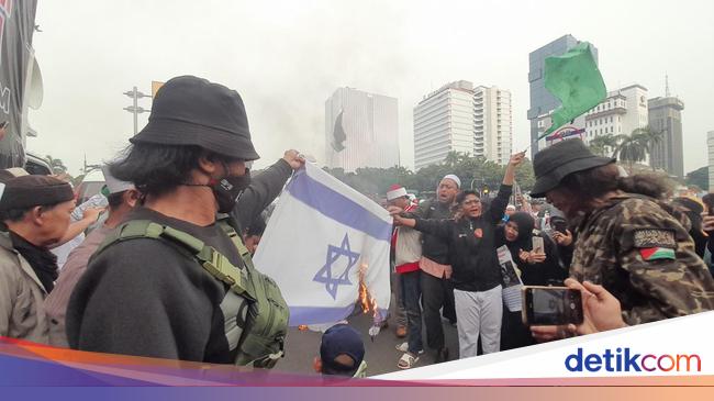 La foule PA 212 brûle le drapeau israélien lors d’une manifestation dans la zone de la statue du cheval