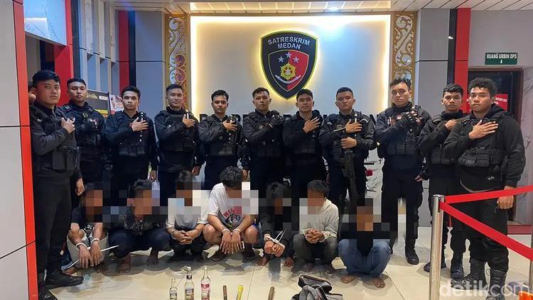 Polisi Tangkap 7 Remaja Hendak Tawuran Bawa Miras-Celurit Di Medan