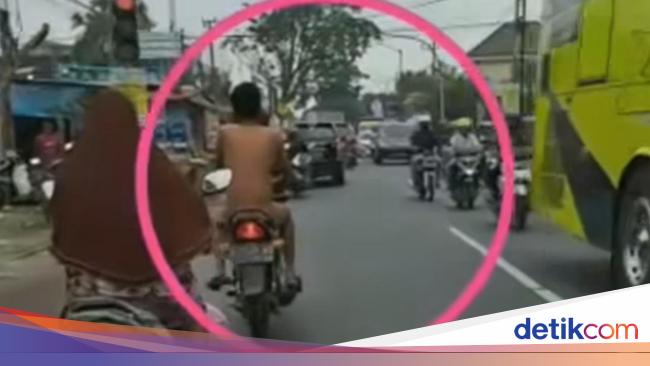 Heboh Pria Kendarai Motor Sambil Bugil Di Jalan Raya Jombang