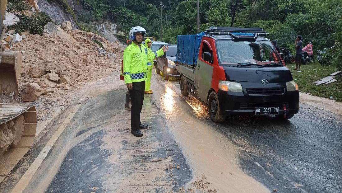 Sempat Putus Total Akibat Longsor, Akses Riau-Sumbar Kini Bisa Dilewati