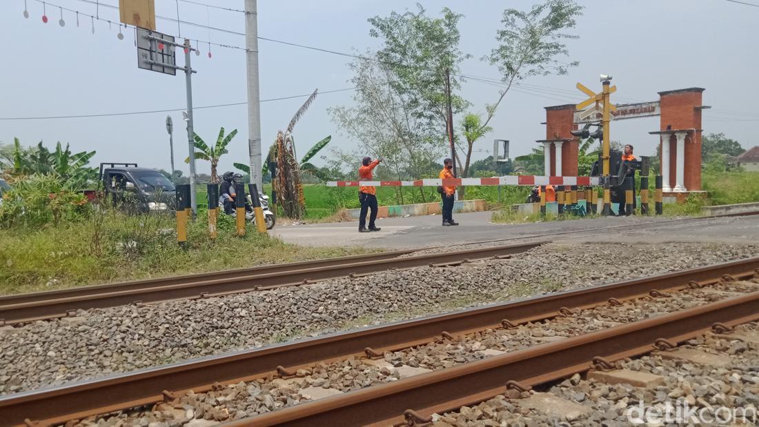 Brukk! Palang KA Di Jalan Pakis-Daleman Klaten Ditabrak Truk Molen