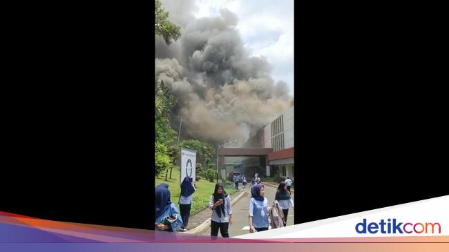 Pabrik Tekstil di Purwakarta Kebakaran, Asap Hitam Mengepul