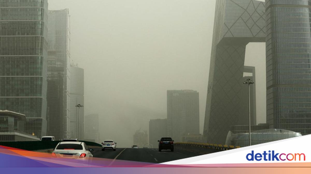 Potret Beijing Saat Diterjang Badai Pasir
