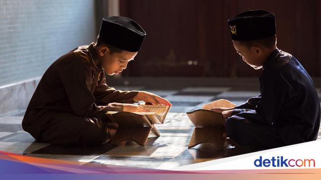 Lirik Sholawat Ahmad Ya Habibi lengkap dengan bahasa arab, latin dan artinya Lirik Sholawat Ahmad Ya Habibi lengkap dengan bahasa arab, latin dan artinya