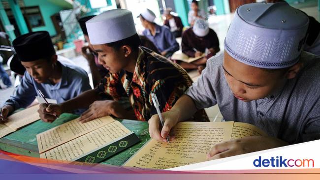 Potret Santri Ikut Kajian Kitab Kuning untuk Perdalam Ilmu Agama