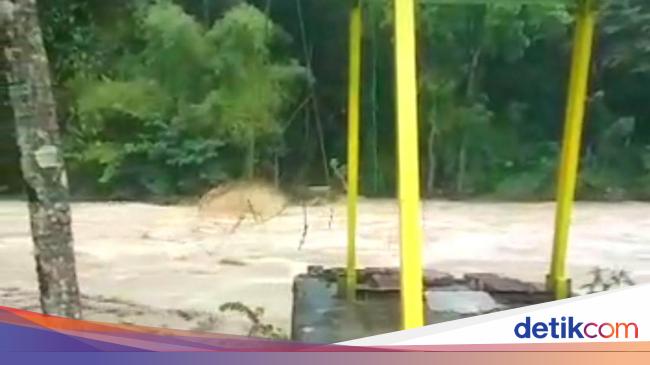 Jembatan Gantung Penghubung 2 Desa Di Ciamis Dan Kuningan Ambruk