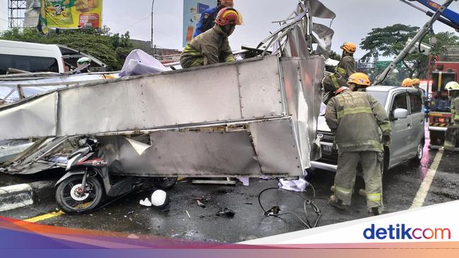 Bandung Residents Testify to Hearing Alarming Noises Before Massive Billboard Collapse