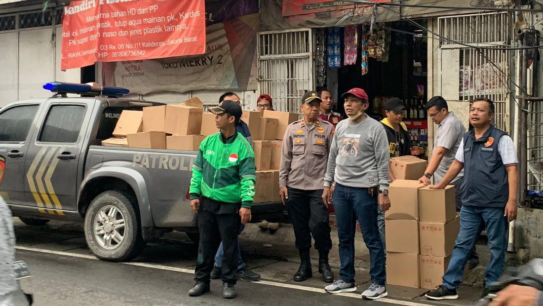 Detik-detik Polisi Gerebek Gudang Miras Berkedok Toko Sembako Di Jakbar