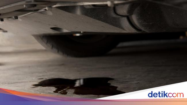 Pria Pingsan dalam Mobil Berasap dan Menyala di Matraman, Damkar Evakuasi