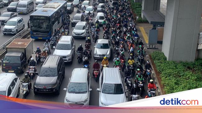 Ojol’s story frequently faces passenger cancellations caused by traffic congestion on Jalan Gatsu.