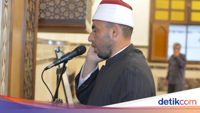Adab-adab saat adzan berbunyi yang harus anda perhatikan Adab-adab saat adzan berbunyi yang harus anda perhatikan