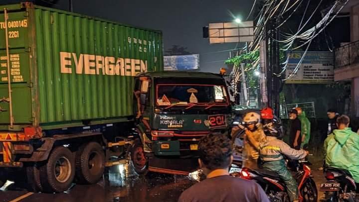 Ngeri Kecelakaan Angkot Vs Truk Di Bogor, Sopir Terjepit Di Ruang Kemudi